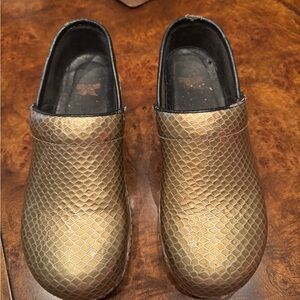 Dansko Gold Scale Women’s Shoes size 40
